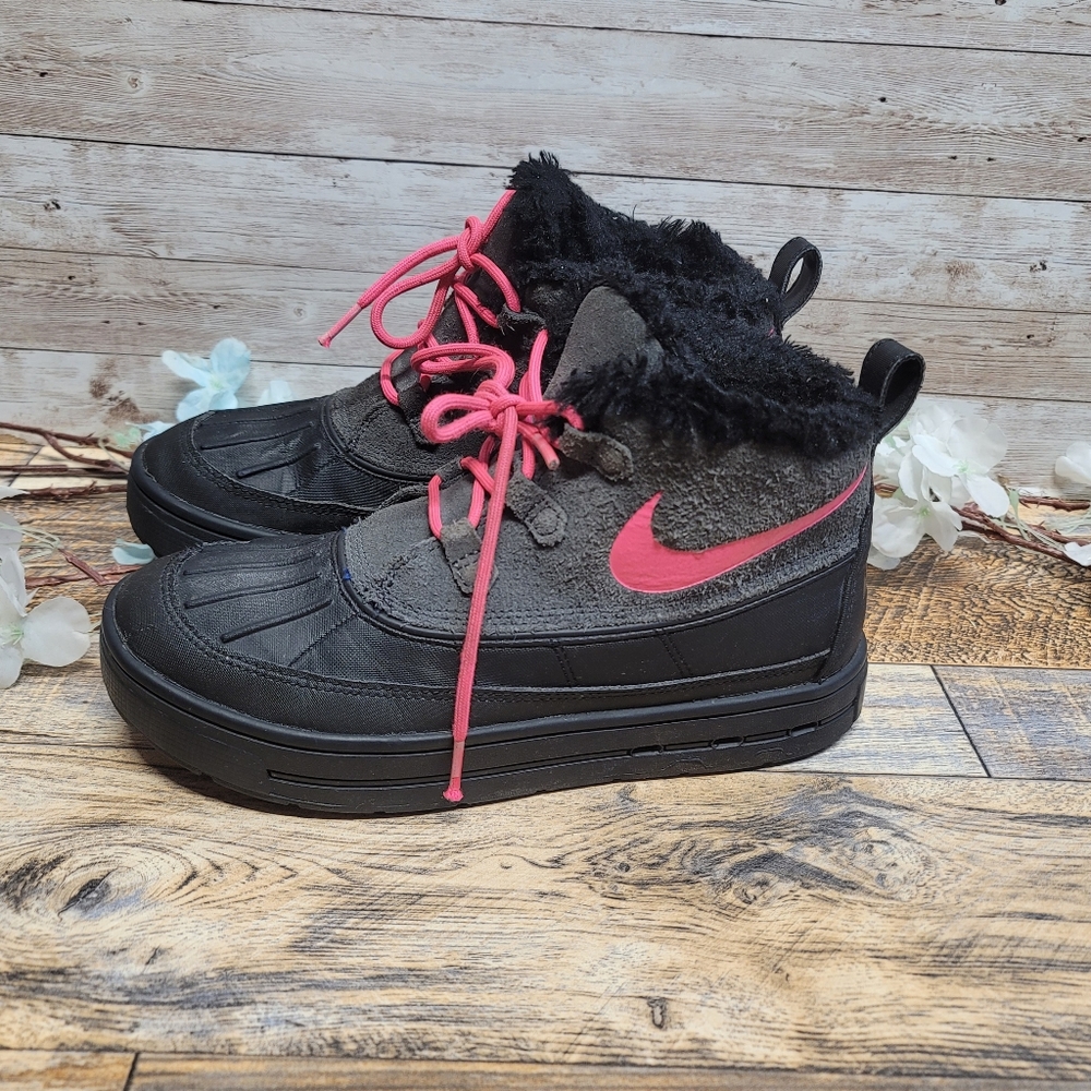 Nike ACG Woodside Chukka II Black & Pink Sneaker Snow Boot